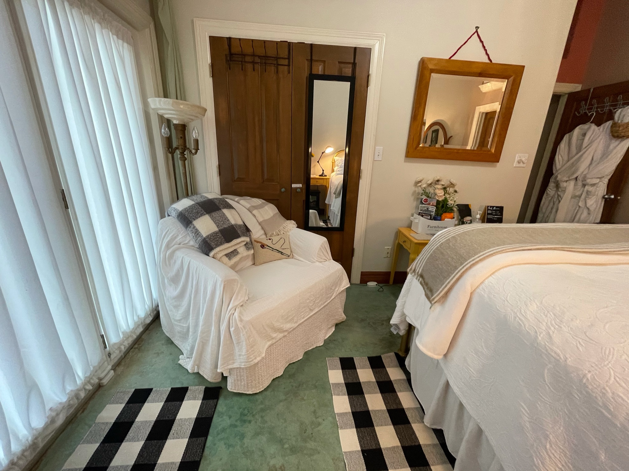 Cozy Poolside Suite Master Bdrm-Chair