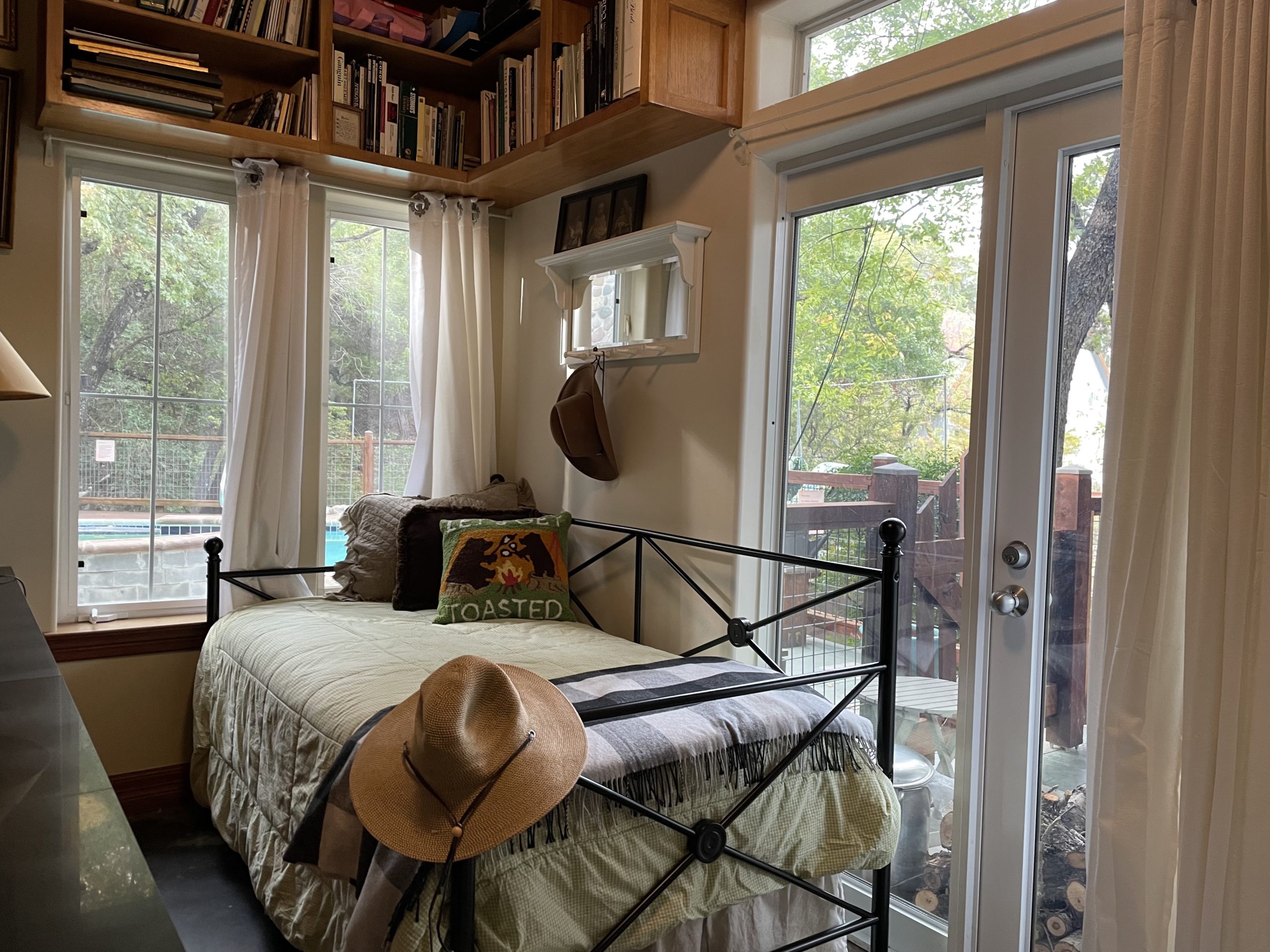 Cozy Poolside Suite Library Office-Daybed