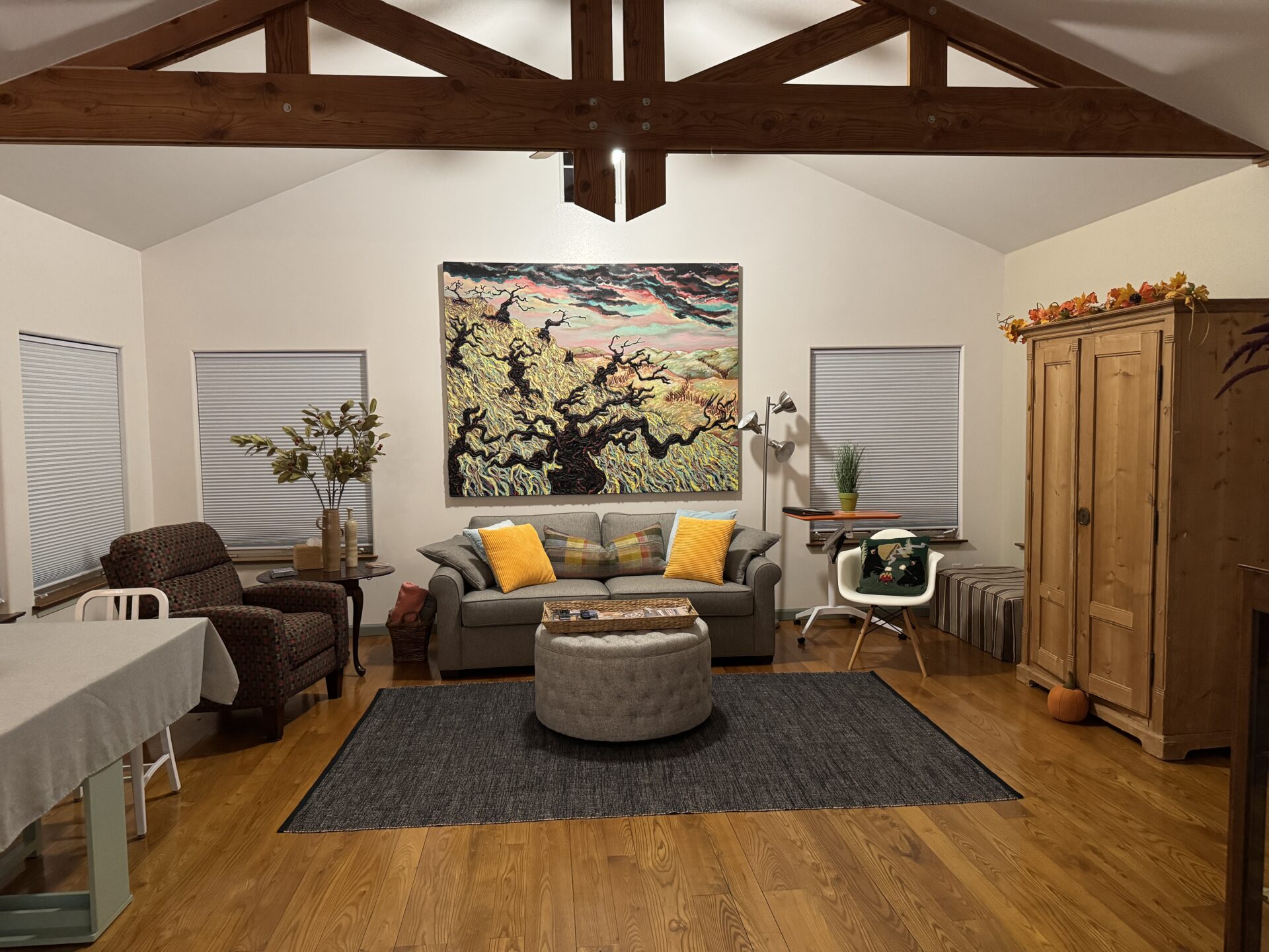 Large Open Guesthouse-Living Rm