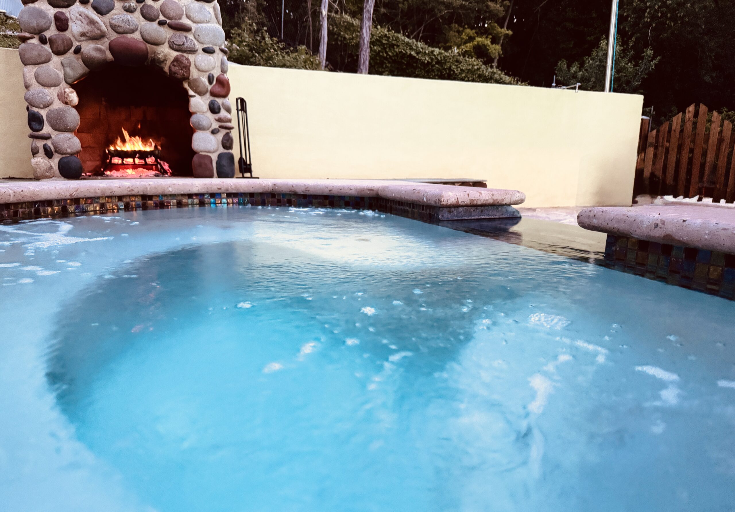 Hot tub w: FP fire-