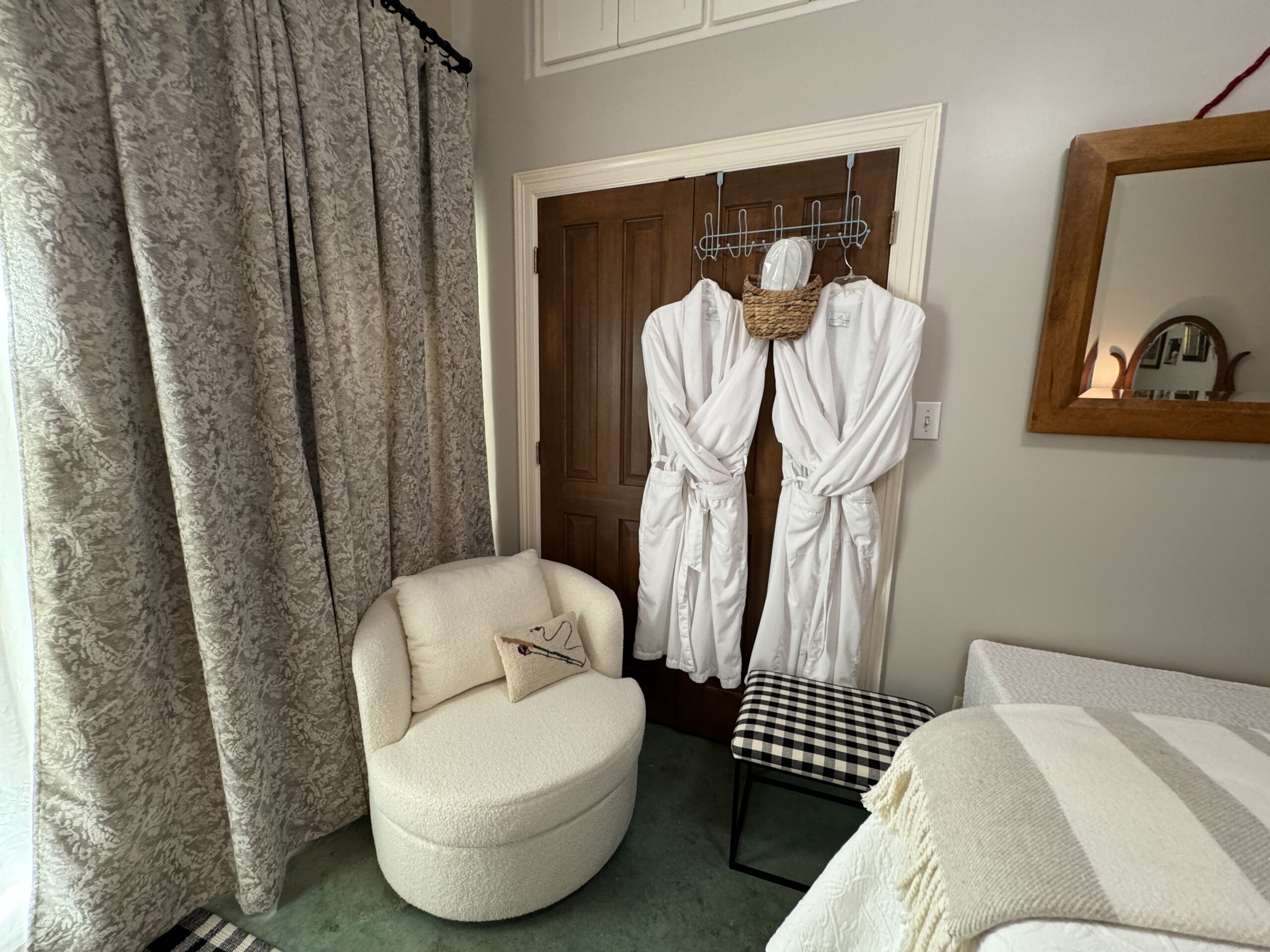 Suite Bedroom-Robes-Chair
